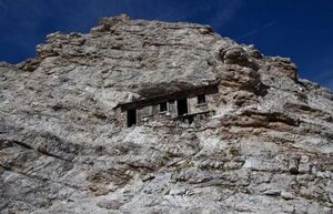 Как дом 100-летней давности отказался на отвесной скале на высоте почти 3 км