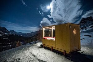 Вместо палатки: вагончик-сани для самых романтических ночей
