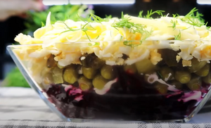 Слоёный салат со свёклой и огурцами: простой рецепт с неожиданным вкусом