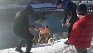 В Крыму мужчина нырнул в ледяную воду, чтобы спасти собаку