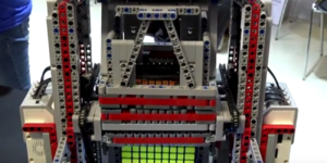 Робот из Lego собрал большой кубик Рубика за полчаса