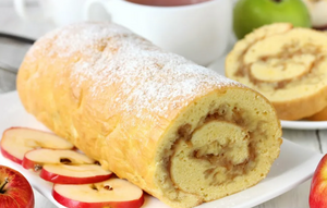 Осенний бисквитный рулет с яблоками