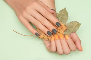 Минимализм в теплых оттенках – идеи осеннего маникюра