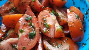 Салат из томатов. Лучшей закуски к мясу не придумать!