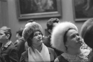 5 причин, которые вынуждали советских женщин носить меховые шапки в помещении
