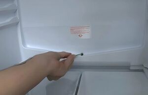 Отверстие, от которого зависит работа холодильника