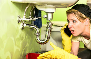 Как быстро устранить засор в раковине не раскручивая сифон