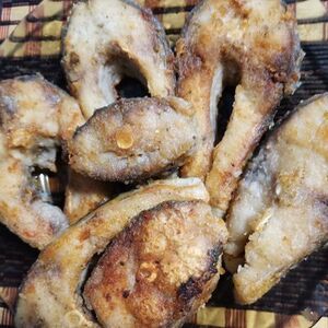 Чтобы во время жарки рыбы масло не разлетелось по кухне, достаточно использовать немного воды