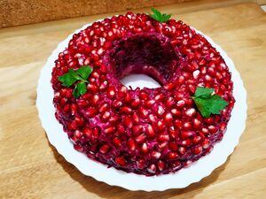 Слоеный салат для праздника с кислинкой