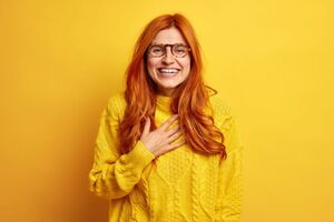 Что такое нервный смех и почему вы улыбаетесь в неуместных ситуациях?