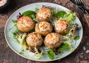 Фаршированные шампиньоны: простая закуска с ностальгическим вкусом