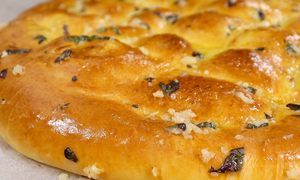 Большая пампушка с чесноком или лепёшка с начинкой – нежное тесто, не черствеет