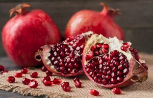 Чем полезен гранат и можно ли есть его с косточками?