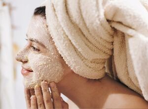 Что такое энзимный пилинг? Как работает, каким бывает и кому подойдет?