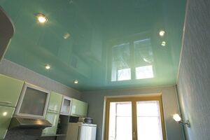 Почему глянцевые потолки – не лучший выбор даже для маленьких квартир