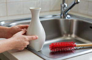 Как легко отмыть вазу с узким горлышком: простой домашний способ