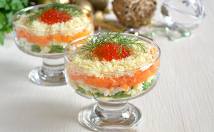 Лёгкий праздничный салат с форелью