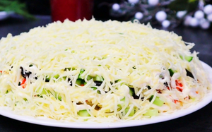 Салат с грузинским характером: курица, фасоль и гранат