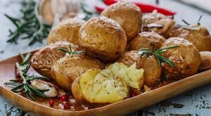 От грибов до брынзы: самые популярные наполнители для печеной картошки