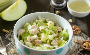 Лёгкий салат с китайской капустой, курицей и яблоком