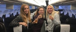 Трех пассажирок рейса Гибралтар — Лондон пересадили в бизнес, угостили обедом и шампанским