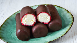 Нежные творожные сырки без форм с ягодной начинкой и хрустящей шоколадной глазурью