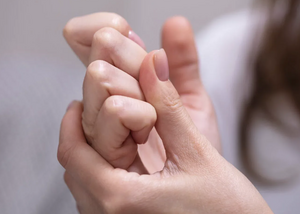 Почему хрустят пальцы и опасно ли это на самом деле