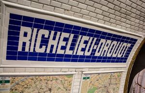 Почему плитка «кабанчик» имеет такое странное название, и как она связана с парижским метро