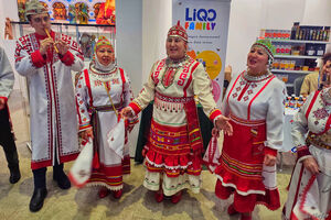 "Уникальная Россия" не только выставка, но и ярмарка, почти все экспонаты можно купить