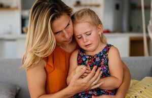 «Я в кои-то веки попросила тебя присмотреть за внучкой, а ты!» – негодует дочь