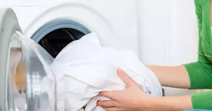 Даже бюджетный стиральный порошок способен отстирать вещи до безупречной чистоты: простой домашний лайфхак