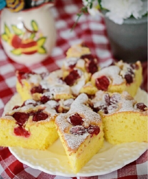 Пышный бисквит с вишней на кефире: пошаговый рецепт