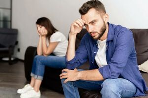 «Много будешь знать — скоро состаришься!» — говорит Алине муж 