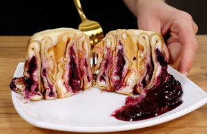 «Царские блины» с творогом и ягодами в сметанной заливке. Нежнее не придумаешь!