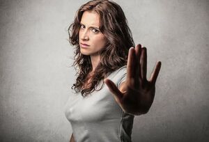 «Зачем мама тащит постороннего человека в нашу семью?» – недоумевает Лариса 