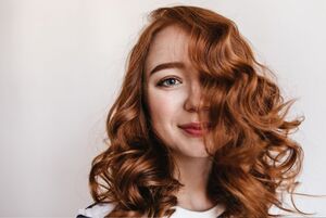 Вельветовые волосы – что за модный тренд и как добиться эффекта дома?