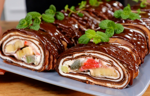 Блинный шоколадный рулет с фруктами – лучший десерт на Масленицу!