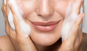 Чистая кожа без компромиссов: как правильно очищать лицо и почему это важнее макияжа