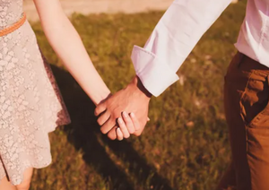 8 признаков, что вы нравитесь парню — даже если он об этом не говорит