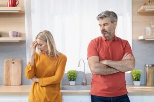 «Сам бы на такую работу небось не пошел, а меня отправляешь!» — обижается на Юрия жена 