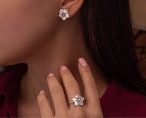 Украшения с цветами на 8 Марта