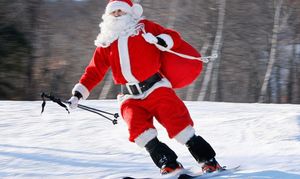 Сноубордист в костюме Санта Клауса прокатился по небу за дроном