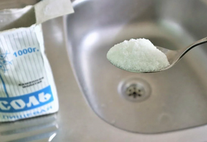 Для чего засыпать соль в раковину на ночь?