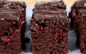 Шоколадный пирог с вишней без яиц и молока