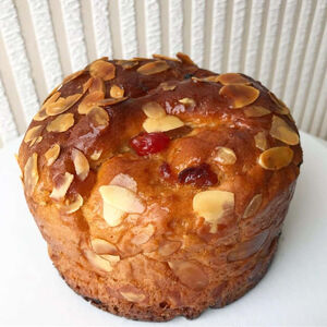 Уже шесть лет готовлю куличи только по этому рецепту! Нежные, влажные и без крошек