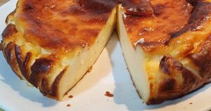 Без сахара, муки и лишней суеты! Этот нежный йогуртовый кекс из трех ингредиентов получается мягким, воздушным и удивительно приятным на вкус