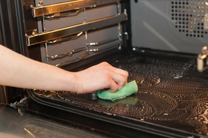 Как эффективно очистить духовку от жира и нагара