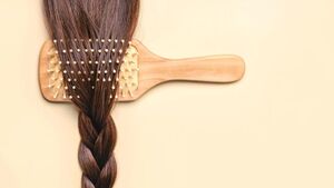 Распущенные или собранные: как правильно спать с длинными волосами