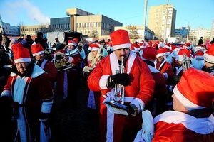 10-е годы XXI века на снимках Игоря Стомахина. 2012. «Шествие Дедов Морозов в Щёлкове»