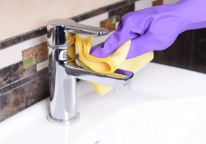 Как легко очистить смеситель и раковину от известкового налёта без химии